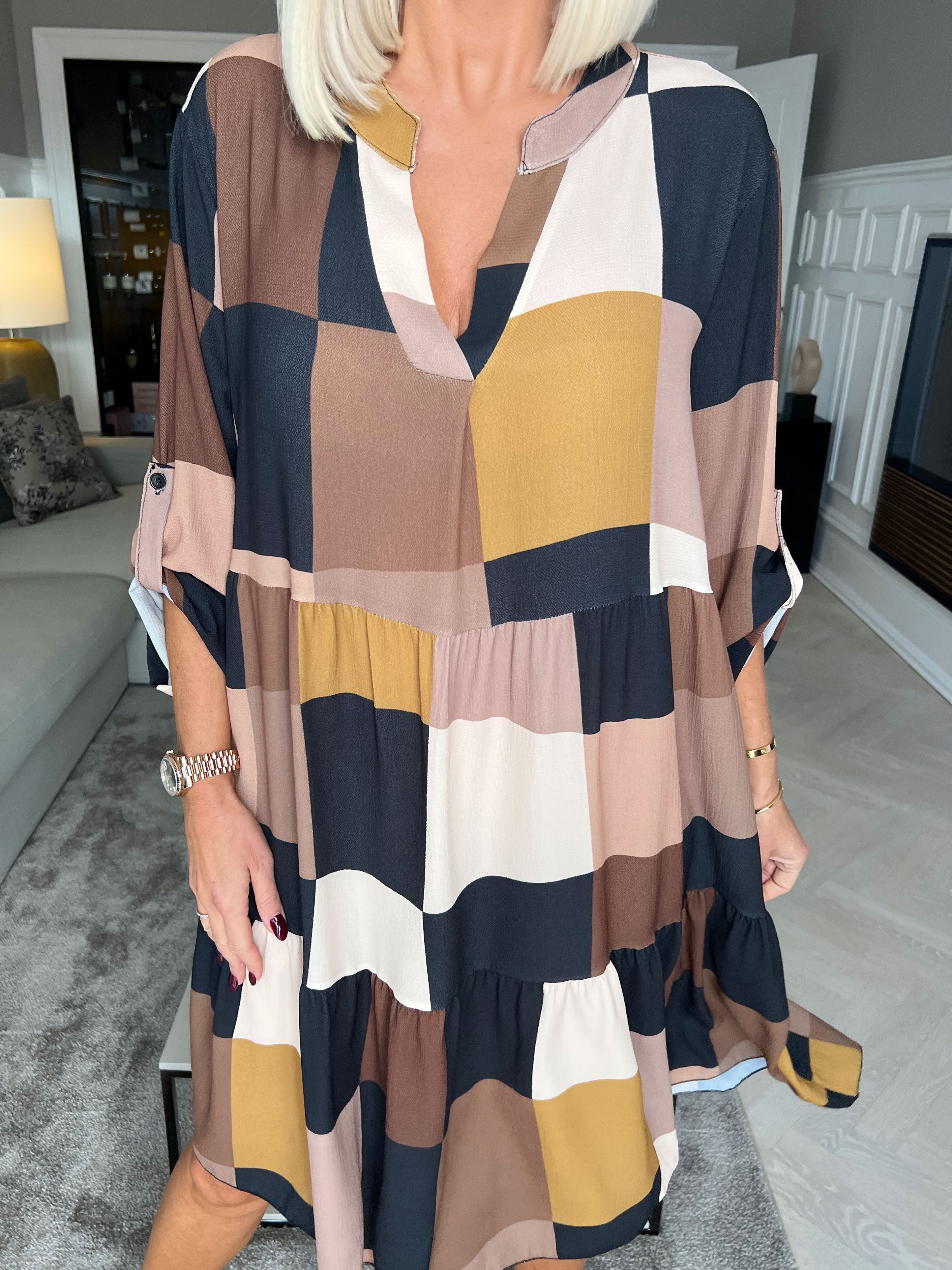 Vanesa Layer Dress - Täckt flerfärgad med volanger vid fållen